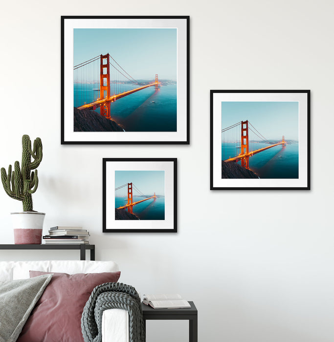 Golden Gate Bridge in der Abenddämmerung Passepartout Wohnzimmer Quadratisch