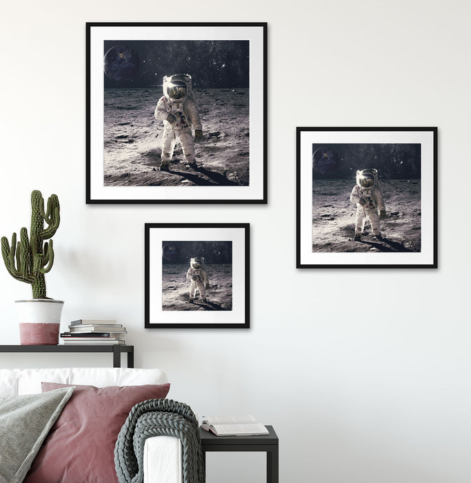 Einsamer Astronaut auf dem Mond Passepartout Wohnzimmer Quadratisch