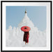 Mönch in rotem Gewand vor weißem Tempel Passepartout Quadratisch 70