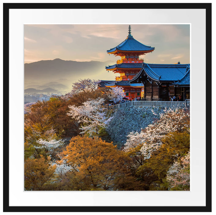 Japanischer Tempel vor nebeliger Stadt Passepartout Quadratisch 70