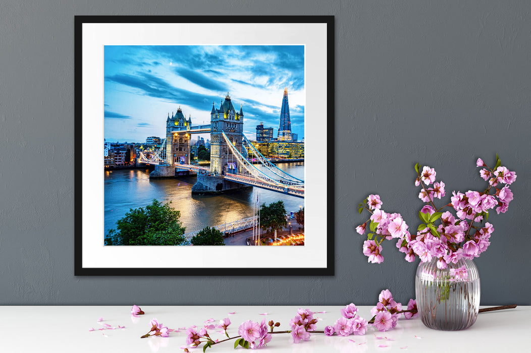 Beleuchtete Tower Bridge am Abend Passepartout Detail Quadratisch