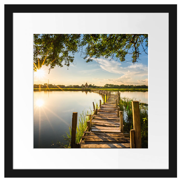 Holzbrücke über Natursee im Sommer Passepartout Quadratisch 40