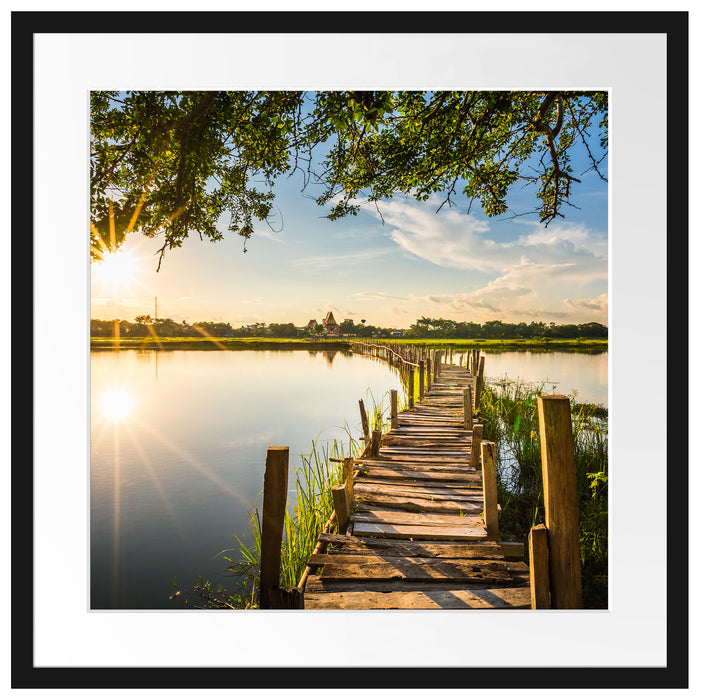 Holzbrücke über Natursee im Sommer Passepartout Quadratisch 55