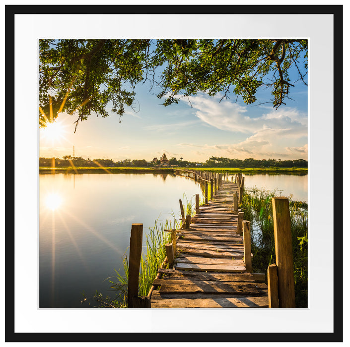 Holzbrücke über Natursee im Sommer Passepartout Quadratisch 70