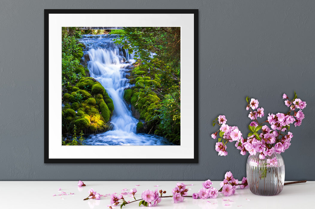 Wasserfall im grünen Wald Passepartout Detail Quadratisch