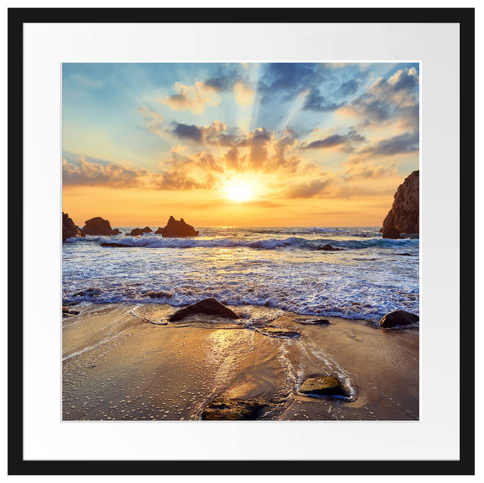 Sandstrand mit Felsen im Sonnenuntergang Passepartout Quadratisch 55