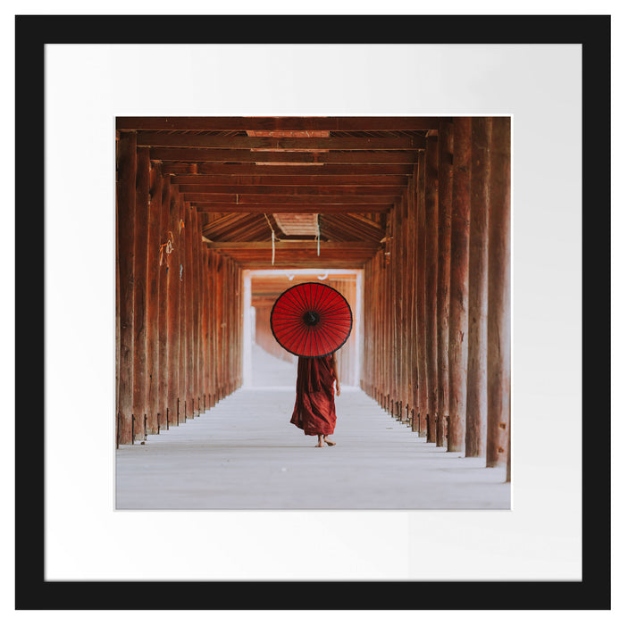Mönch mit rotem Schirm im Tempelgang Passepartout Quadratisch 40
