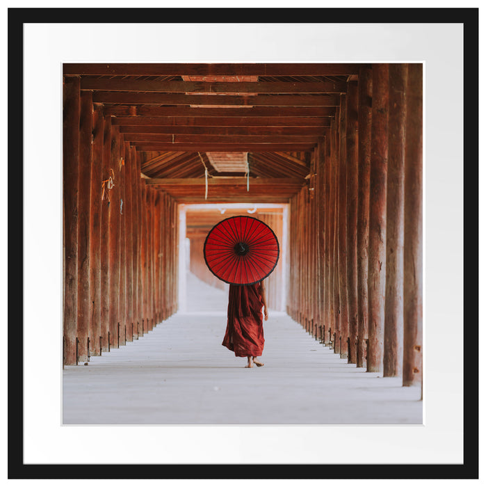 Mönch mit rotem Schirm im Tempelgang Passepartout Quadratisch 55
