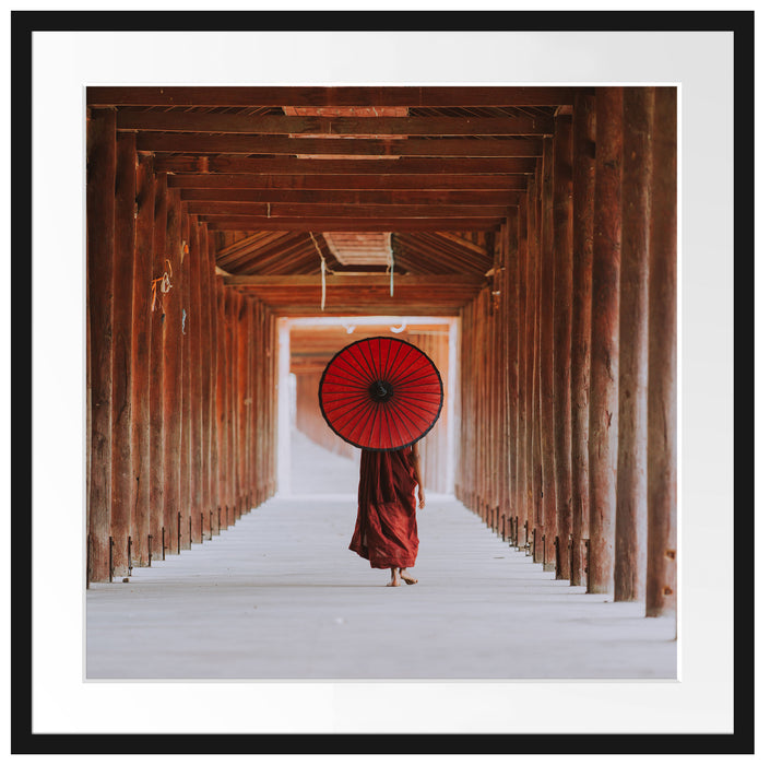 Mönch mit rotem Schirm im Tempelgang Passepartout Quadratisch 70