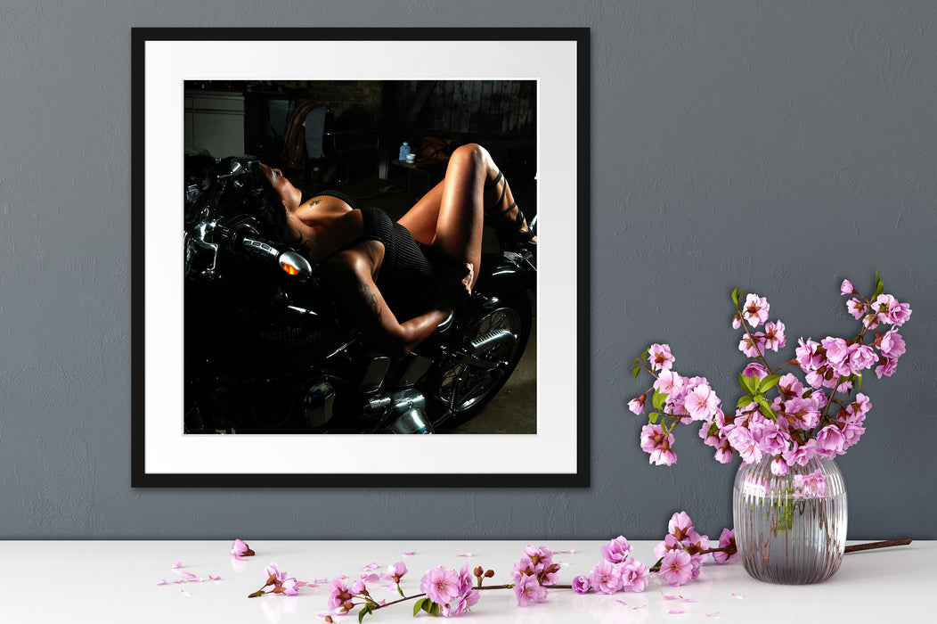 Sexy Frau räkelt sich auf Motorrad Passepartout Detail Quadratisch