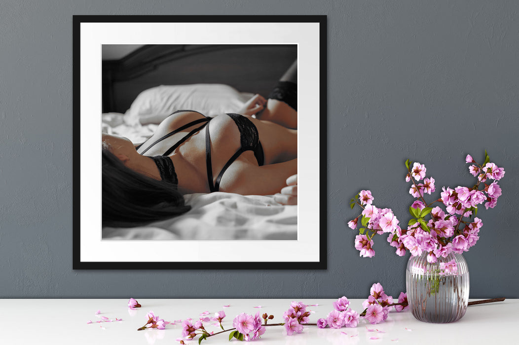 Frau in erotischen Dessous auf Bett B&W Detail Passepartout Detail Quadratisch