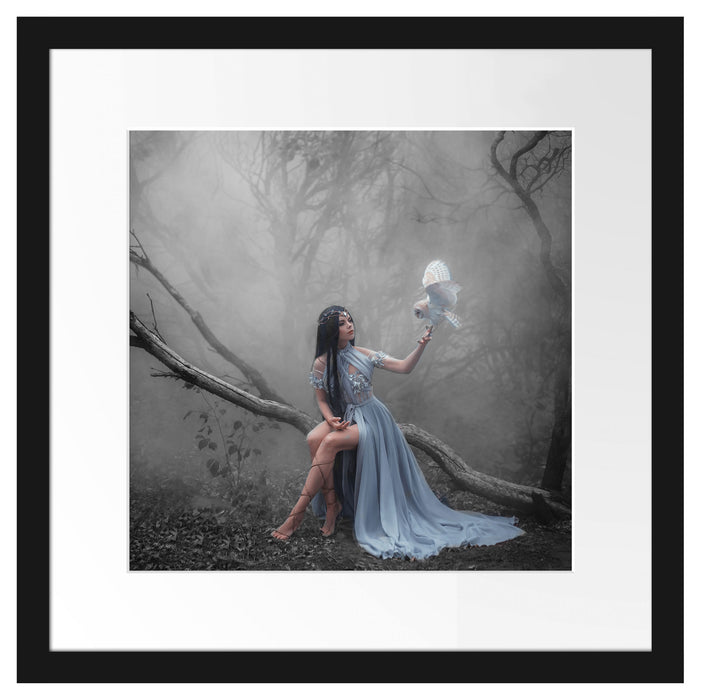 Mystische Schönheit im nebeligen Wald B&W Detail Passepartout Quadratisch 40