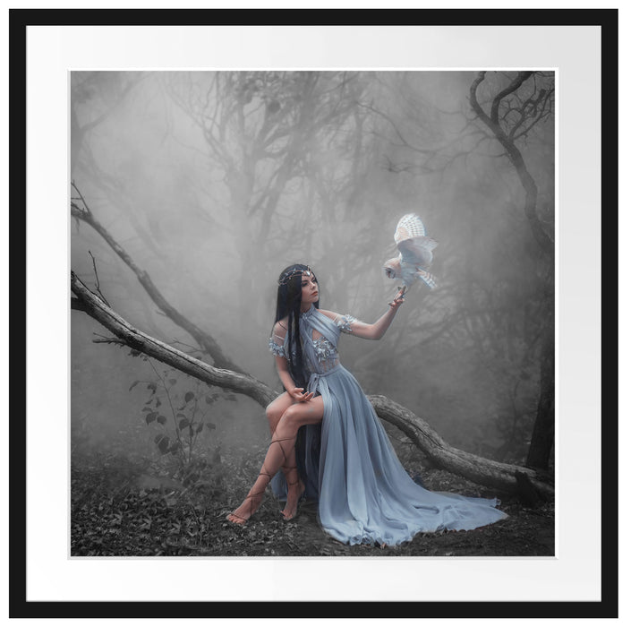 Mystische Schönheit im nebeligen Wald B&W Detail Passepartout Quadratisch 70