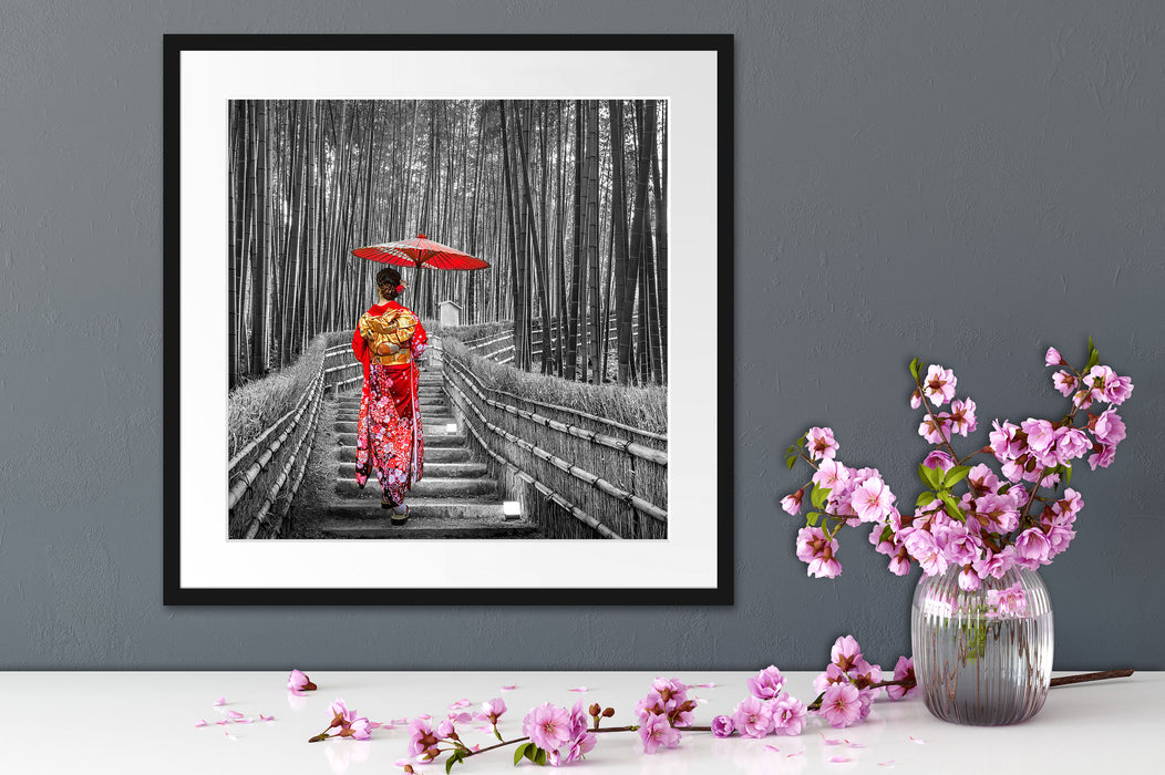 Frau im janapischen Kimono im Bambuswald B&W Detail Passepartout Detail Quadratisch