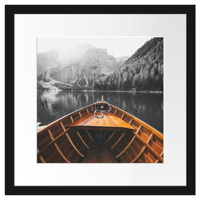 Holzboot auf Alpensee in den Dolomiten B&W Detail Passepartout Quadratisch 40