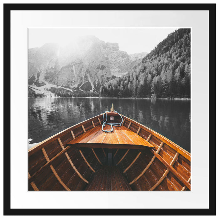 Holzboot auf Alpensee in den Dolomiten B&W Detail Passepartout Quadratisch 55