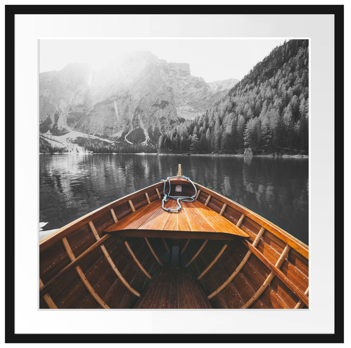 Holzboot auf Alpensee in den Dolomiten B&W Detail Passepartout Quadratisch 70