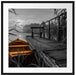 Bootssteg am See bei Sonnenuntergang B&W Detail Passepartout Quadratisch 70