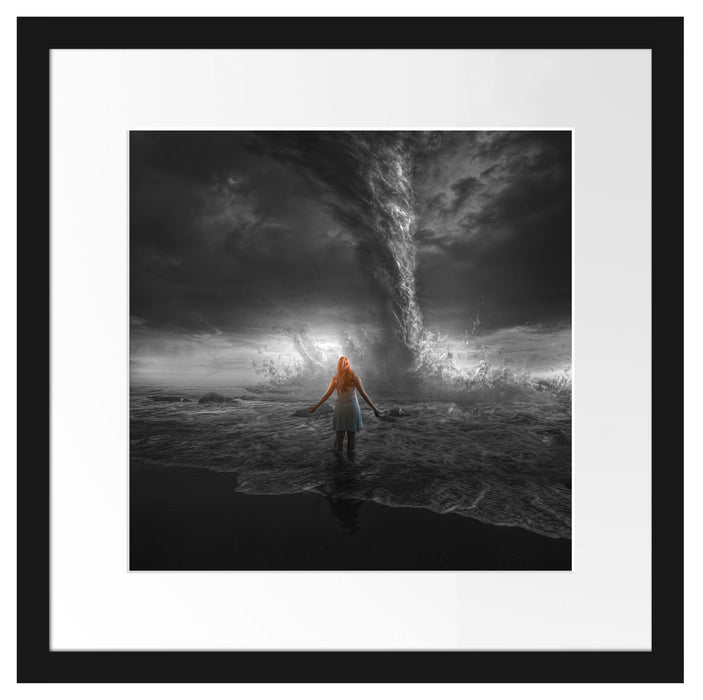 Frau am Strand vor düsterem Tornado B&W Detail Passepartout Quadratisch 40