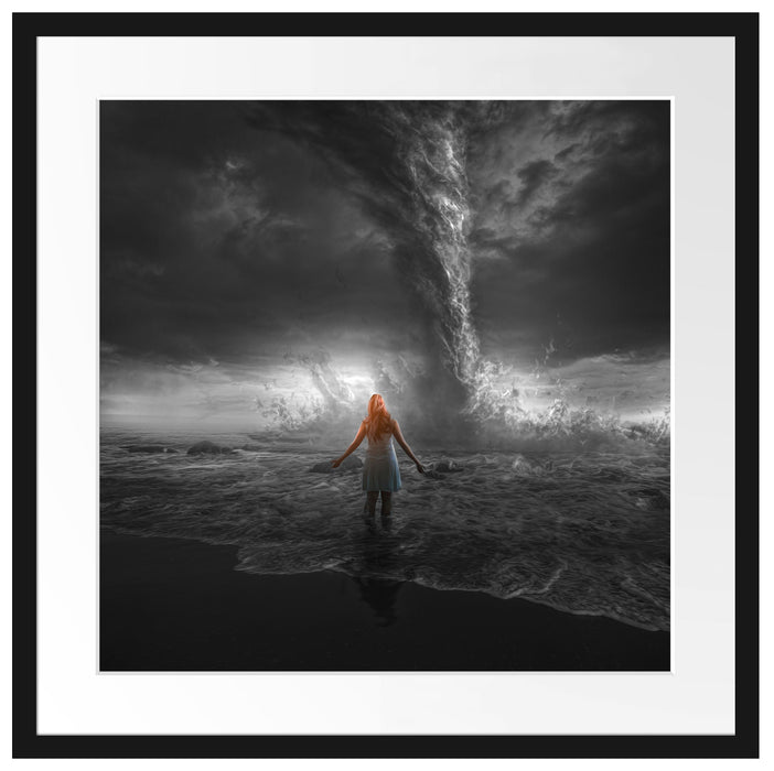 Frau am Strand vor düsterem Tornado B&W Detail Passepartout Quadratisch 55