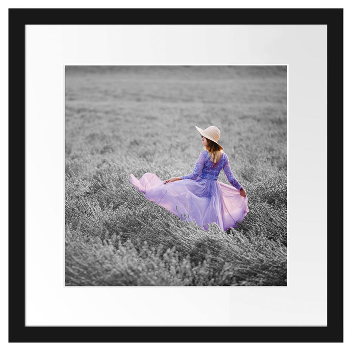 Frau im Kleid läuft durch Lavendelfeld B&W Detail Passepartout Quadratisch 40
