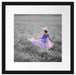 Frau im Kleid läuft durch Lavendelfeld B&W Detail Passepartout Quadratisch 40