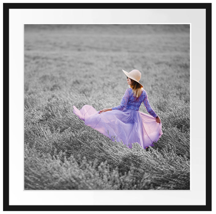 Frau im Kleid läuft durch Lavendelfeld B&W Detail Passepartout Quadratisch 70