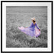 Frau im Kleid läuft durch Lavendelfeld B&W Detail Passepartout Quadratisch 70