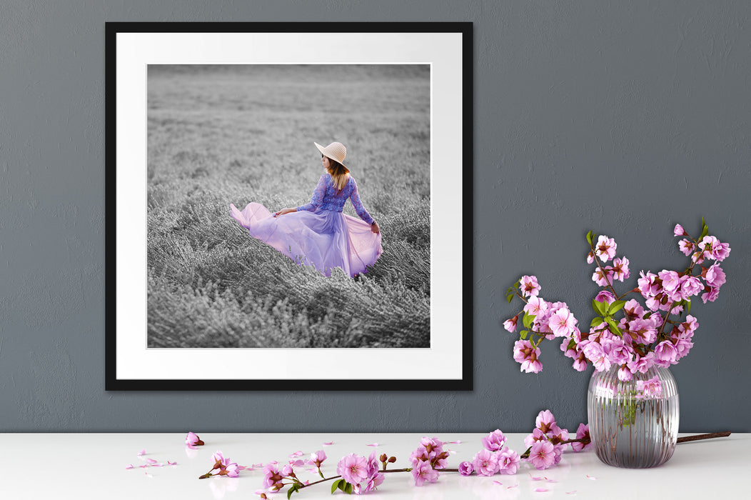 Frau im Kleid läuft durch Lavendelfeld B&W Detail Passepartout Detail Quadratisch