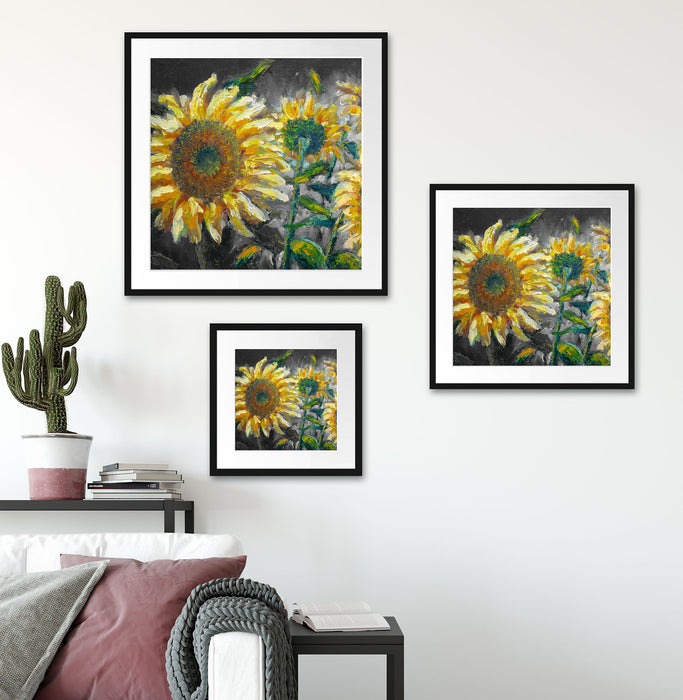 Sonnenblumen vor blauem Hintergrund B&W Detail Passepartout Wohnzimmer Quadratisch
