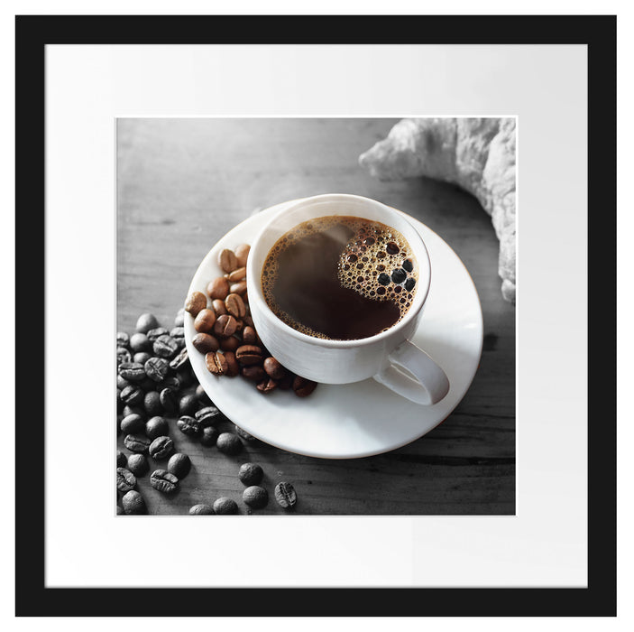 Tasse Kaffee mit Bohnen und Croissant B&W Detail Passepartout Quadratisch 40