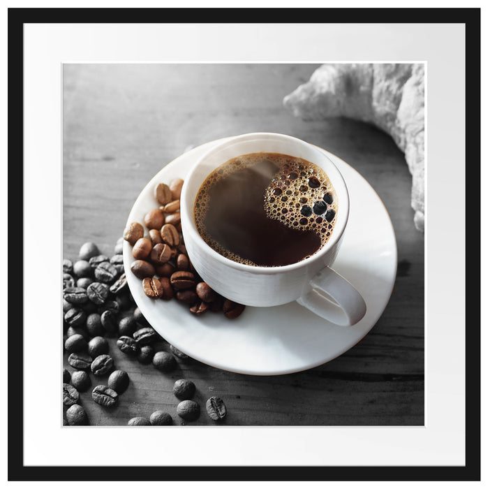 Tasse Kaffee mit Bohnen und Croissant B&W Detail Passepartout Quadratisch 55