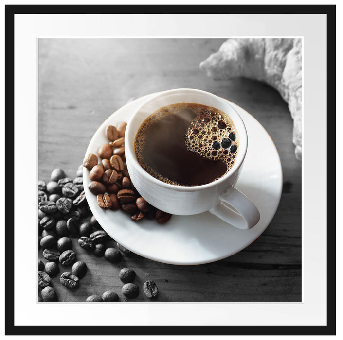 Tasse Kaffee mit Bohnen und Croissant B&W Detail Passepartout Quadratisch 70