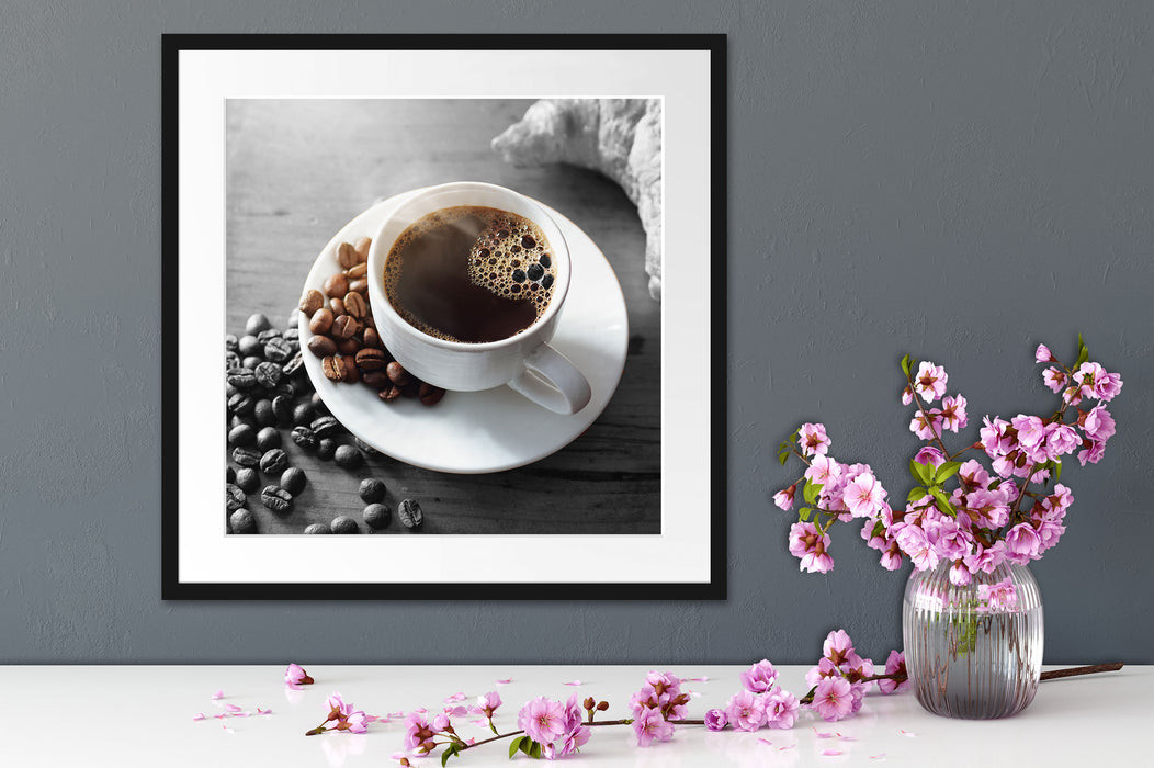 Tasse Kaffee mit Bohnen und Croissant B&W Detail Passepartout Detail Quadratisch