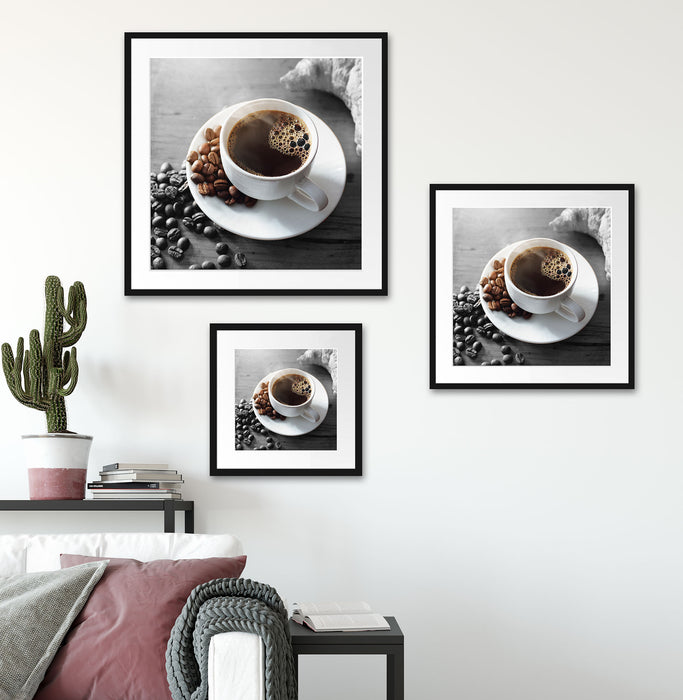 Tasse Kaffee mit Bohnen und Croissant B&W Detail Passepartout Wohnzimmer Quadratisch