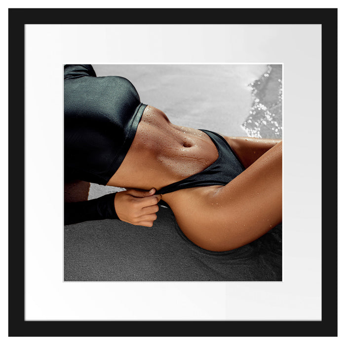 Frau in schwarzem Bikini liegt am Strand B&W Detail Passepartout Quadratisch 40