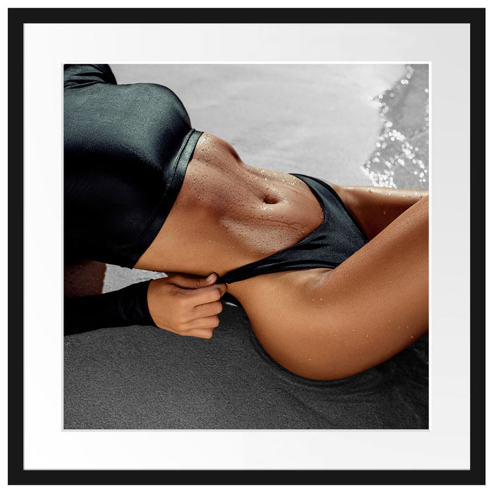 Frau in schwarzem Bikini liegt am Strand B&W Detail Passepartout Quadratisch 55
