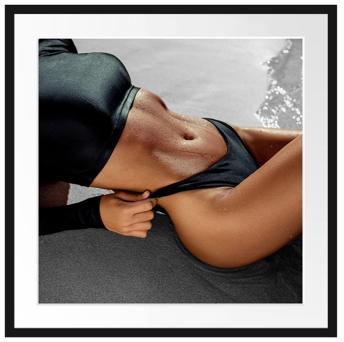 Frau in schwarzem Bikini liegt am Strand B&W Detail Passepartout Quadratisch 70