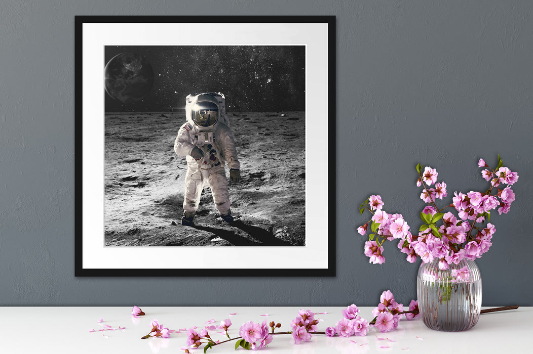 Einsamer Astronaut auf dem Mond B&W Detail Passepartout Detail Quadratisch