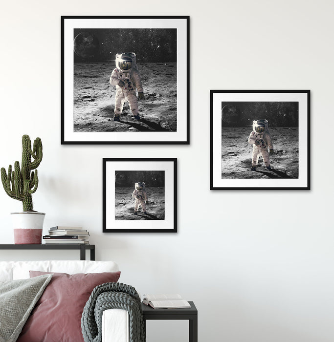 Einsamer Astronaut auf dem Mond B&W Detail Passepartout Wohnzimmer Quadratisch