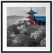 Japanischer Tempel vor nebeliger Stadt B&W Detail Passepartout Quadratisch 55