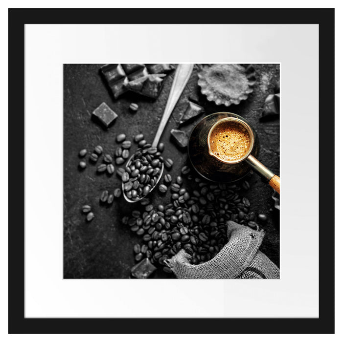 Kaffeebohnen und Schokolade von oben B&W Detail Passepartout Quadratisch 40