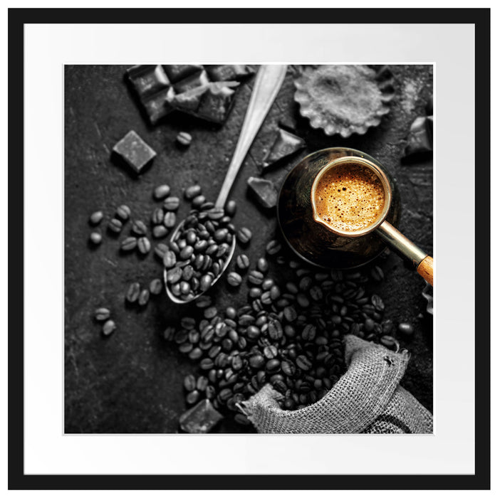 Kaffeebohnen und Schokolade von oben B&W Detail Passepartout Quadratisch 55