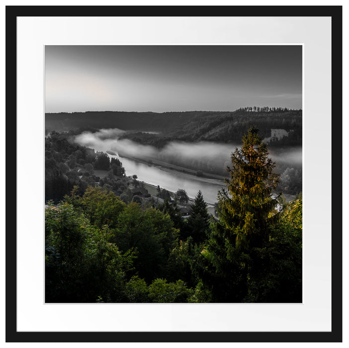 Nebel über Fluss bei Sonnenaufgang B&W Detail Passepartout Quadratisch 55