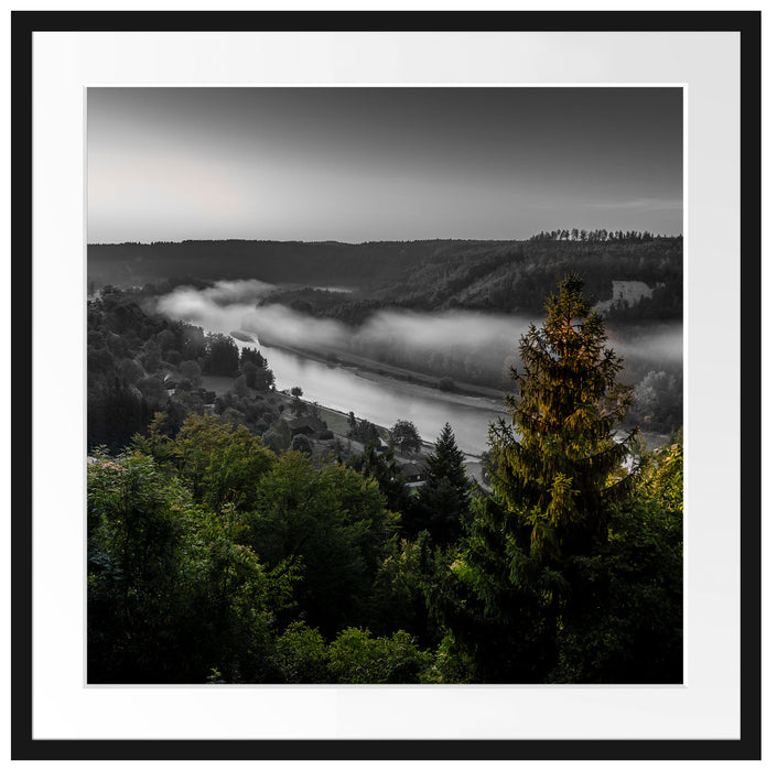 Nebel über Fluss bei Sonnenaufgang B&W Detail Passepartout Quadratisch 70