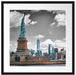 Freiheitsstatue mit New Yorker Skyline B&W Detail Passepartout Quadratisch 55