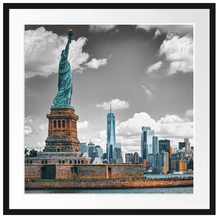 Freiheitsstatue mit New Yorker Skyline B&W Detail Passepartout Quadratisch 70