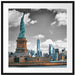 Freiheitsstatue mit New Yorker Skyline B&W Detail Passepartout Quadratisch 70