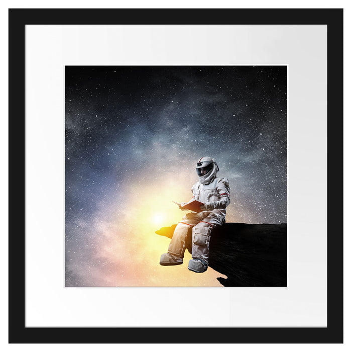 Lesender Astronaut auf Vorsprung vor Galaxie B&W Detail Passepartout Quadratisch 40
