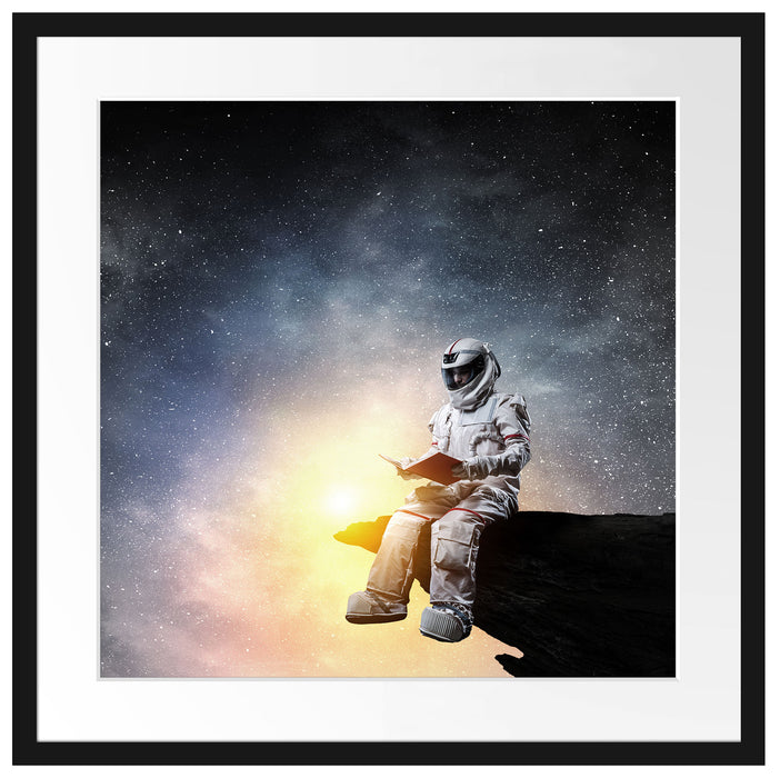 Lesender Astronaut auf Vorsprung vor Galaxie B&W Detail Passepartout Quadratisch 55